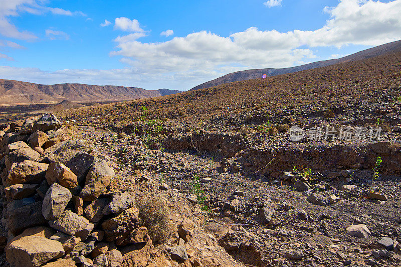 Pozo Negro creek, stone wall和Loma de la Atalayita, Fuerteventura